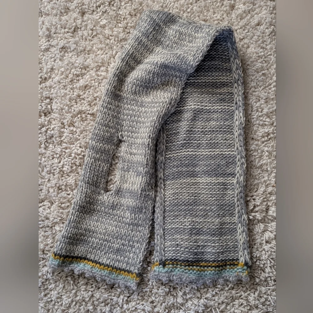 NWT Acorn Scarf Knit Flowers Very Cute!
